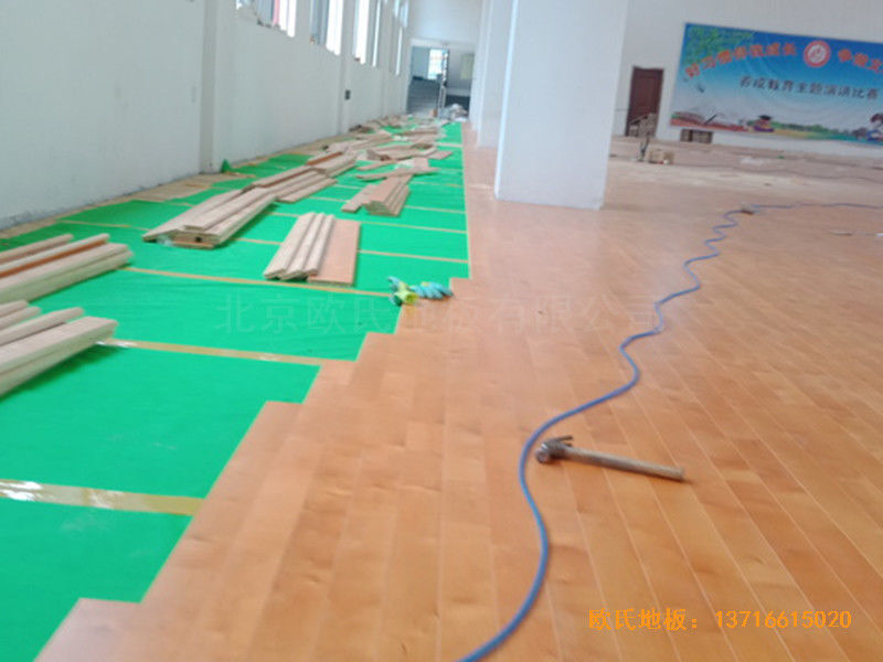 山東菏澤第六實驗小學籃球館運動木地板鋪設(shè)案例3