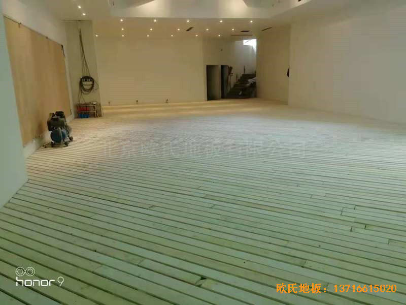 上海閔行西郊莊園2區(qū)156號(hào)籃球館體育木地板鋪裝案例0