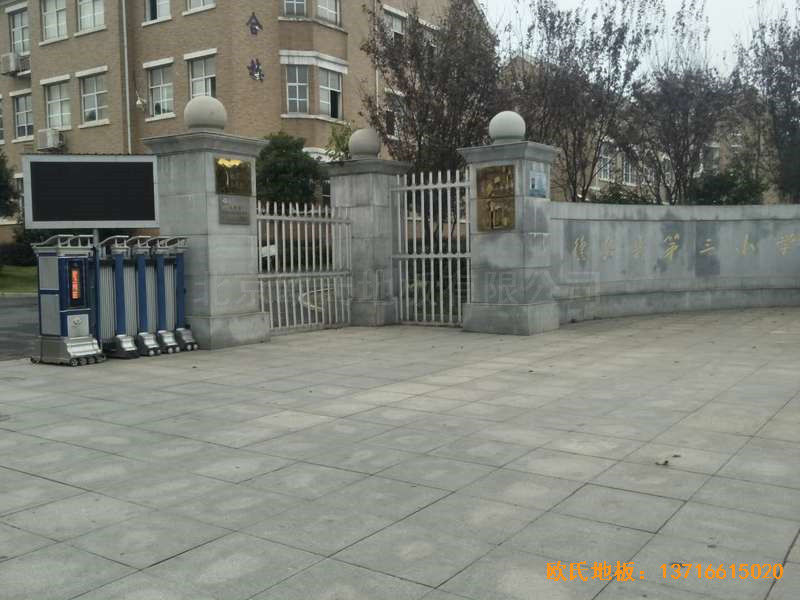 九江德安縣第三小學(xué)運(yùn)動館運(yùn)動地板施工案例0
