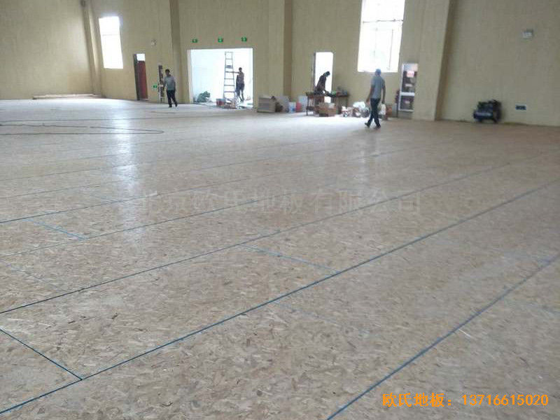 九江德安縣第三小學(xué)運(yùn)動館運(yùn)動地板施工案例2