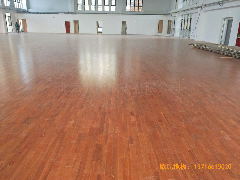 安徽上派學(xué)區(qū)中心學(xué)校籃球館運(yùn)動(dòng)木地板施工案例2