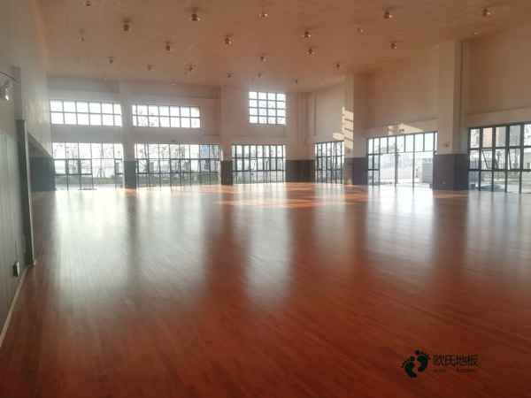 普通運(yùn)動場館地板施工流程