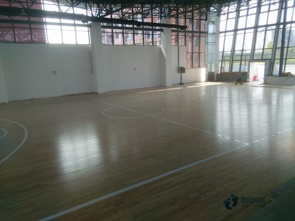 籃球場木地板沒彈性1